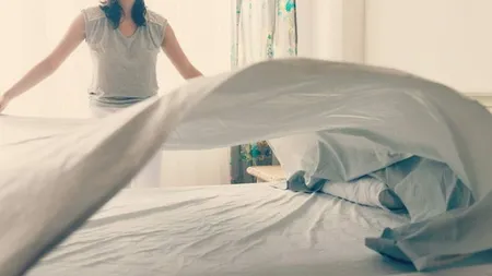 Motivul pentru care nu trebuie să faci patul din camera de hotel. O menajeră a explicat de ce