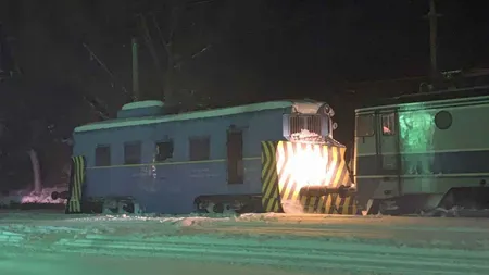 Explozie într-o gară din Bistriţa. Trei persoane, rănite după ce un plug de deszăpezire feroviar s-a stricat
