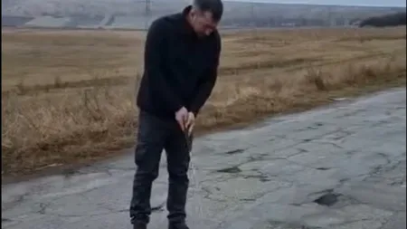 Haz de necaz la Vaslui. Un tânăr a jucat golf la găurile dintr-un drum judeţean, în semn de protest VIDEO