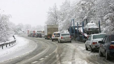 Ninsori viscolite în zonele montane. Aglomeraţie pe Valea Prahovei, maşinile circulă în coloană