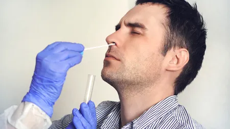 Studiu îngrijorător: Omicron supravieţuieşte mai mult timp pe suprafeţe din plastic şi pe piele faţă de variantele anterioare ale coronavirusului. Doar anumite teste depistează noua tulpină