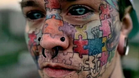 El e omul - puzzle care întoarce  toate privirile atunci când intră într-o încăpere. Și-a tatuat toată fața și și-a făcut zeci de intervenții chirurgicale: 