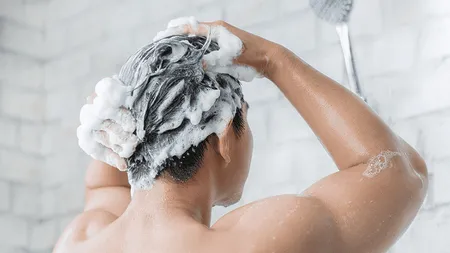 Cum trebuie să te speli pe cap în sezonul rece. Trucul pe care orice român trebuie să îl știe!