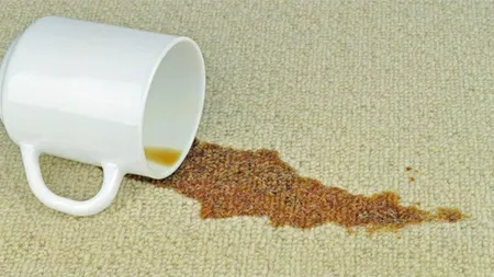 Iată cum să scoți petele de cafea de pe haine. Trucul pe care trebuie să îl știe orice gospodină!