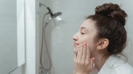 Acidul hialuronic, produsul - minune care ajută la hidratarea tenului. Ce combinații să nu faceți niciodată în rutina de îngrijire a feței