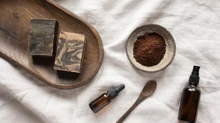 Cinci idei de scrub natural pentru față. Ai nevoie de câteva ingrediente pe care le ai deja în casă și scapi de orice imperfecțiune