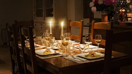 Cum să prepari cea mai gustoasă ruladă cu cremă de brânză și ciuperci. Se servește pe post de aperitiv și e gata în doar câteva minute