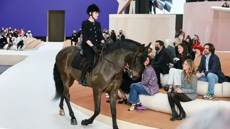 Cine este Charlotte Casiraghi, prinţesa care a atras privirile la prezentarea de modă Chanel. A defilat călare pe un armăsar