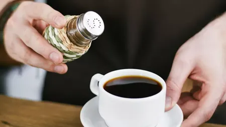 Sarea în bucate! Fabulos, ce se întâmplă dacă pui sare în cafea, sticla de ulei sau paharul de vin