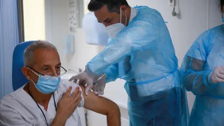 CEO Moderna: Este posibil ca oamenii să aibă nevoie de o nouă doză în toamnă