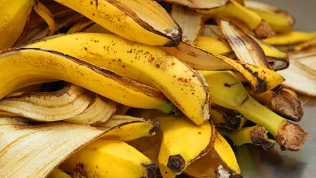 Pune o coajă de banană într-un borcan plin cu apă și las-o două zile. Trucuri nebănuite care îți pot schimba viața