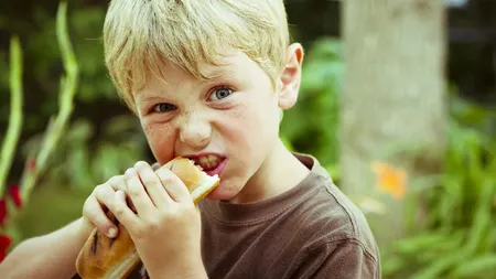 Alimentele banale care sunt un real pericol pentru sănătate. Sunt cancerigene și depășesc doza de sare zilnică recomandată cu 200%