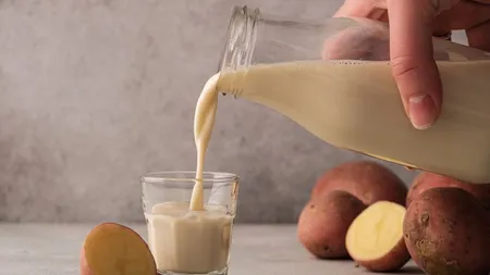Licoarea-minune care face furori printre românce. Laptele de cartof nu are zahăr și conține o cantitate mare de vitamina D. Cum se prepară