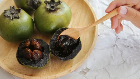 Alimentul care face senzație pe internet. Ce este mărul negru, fructul straniu făcut din budincă de ciocolată care are un gust delicios!