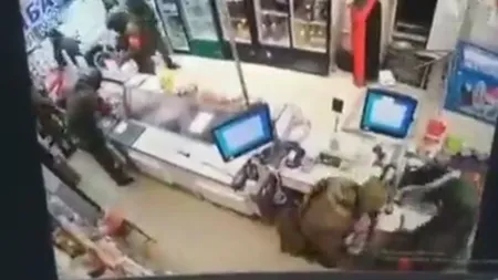 Soldați ruși filmați în timp ce fură dintr-un magazin din Ucraina - VIDEO