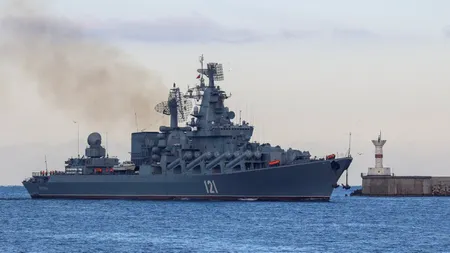 O navă militară rusească blochează navele comerciale în Marea Negră