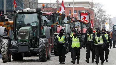 Protestele împotriva certificatului de vaccinare continuă în capitala Canadei, Ottawa. Primarul a decretat starea de urgenţă