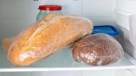 Nu mai țineți pâinea la frigider! Efectele negative ale acestui obicei pe care îl au mulți români