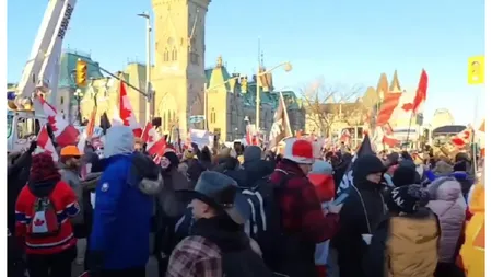 Protest de amploare împotriva vaccinării obligatorii anti-covid. Protestatarii au depăşit numeric poliţiştii VIDEO