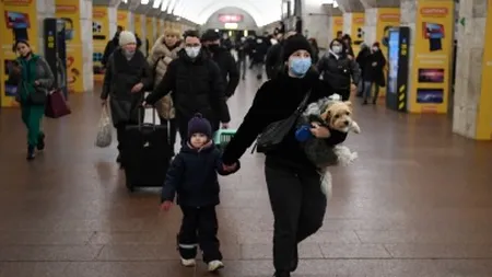 Noi imagini cutremurătoare din Ucraina. O mamă și copiii ei caută adăpost în subteran