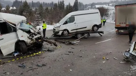 Un microbuz de transport persoane şi un TIR s-au ciocnit în Suceava