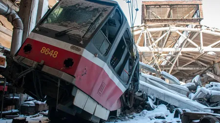 Ruşii bombardează fără discernământ. Au aruncat un aer un depou de tramvaie din Harkov, dezastrul e total GALERIE FОTО