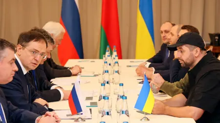 Ucraina şi Rusia, negocieri în format virtual luni. Bombardamentele nu se opresc
