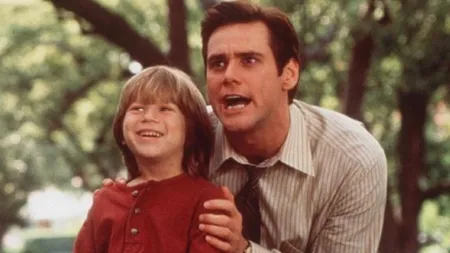 Cum arată astăzi puştiul care a jucat cu Jim Carrey în 