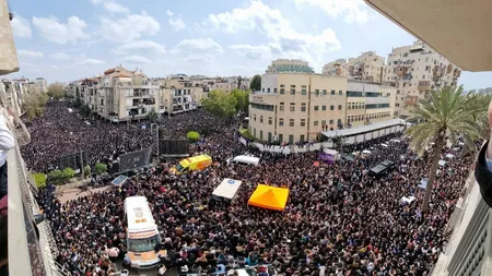 Una dintre cele mai mari adunări din istoria Israelului. 750.000 de oameni în stradă, la înmormântarea unui rabin, lângă Tel Aviv GALERIE FOTO