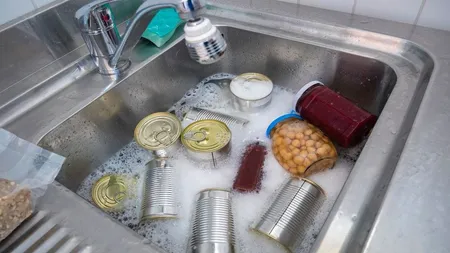 Pericolul din conserve și dozele de suc. De ce e musai să spălăm aceste recipiente înainte de a le deschide