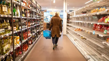 Marile supermarketuri din Rusia raţionalizează alimentele de bază. Samsung şi Zara boicotează de asemenea Rusia