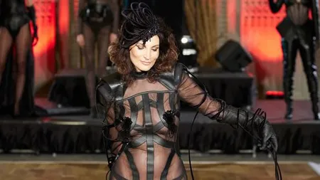 Ioana Ginghină, cu părţile intime la vedere. A purtat cea mai sexy şi transparentă rochie, pe podium