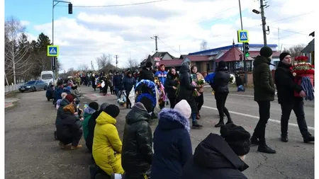 Război în Ucraina. Soldaţii ucraineni, înmormântaţi cu onoruri militare. Oamenii au îngenuncheat pentru a-şi omagia eroii