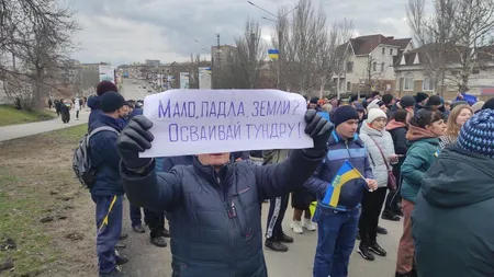 Război în Ucraina. Oamenii se bat cu mâinile goale pentru fiecare palmă de pământ. Elicopter rus doborât VIDEO