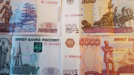 Rubla rusă se întăreşte sub perspectiva păcii. A ajuns la cel mai bun curs în raport cu dolarul, din ultima lună