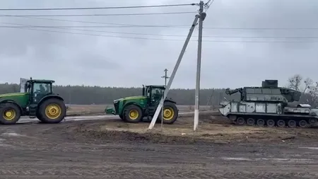 Imagini uluitoare în Ucraina. Fermierii tractează un sistem de rachete antiaerian rusesc care costă 25 de milioane de dolari