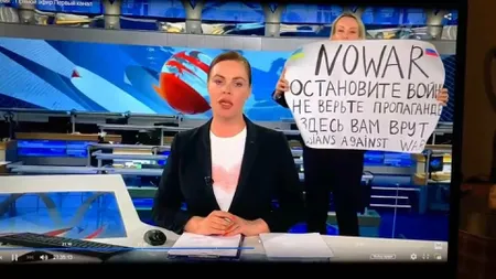 Jurnalista rusă care a îndrăznit să protesteze împotriva războiului, în direct la tv, şi-a primit pedeapsa. Interogatoriul a durat 14 ore