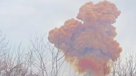 Nor de fum toxic în Ucraina. Oamenii sunt sfătuiţi să nu iasă din case şi să închidă geamurile