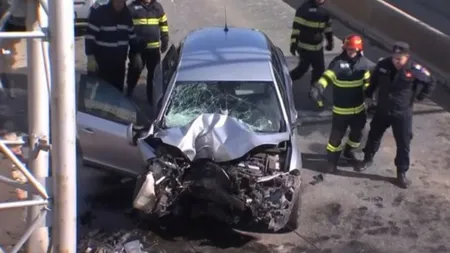 Accident mortal în zona Pipera din Capitală. O tânără a murit după ce autoturismul s-a izbit frontal de o pasarelă. UPDATE: Poliţia anchetează o crimă