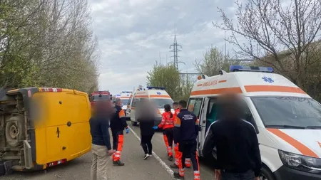 Un microbuz cu şase copii și doi adulți s-a răsturnat la Vereşti, judeţul Suceava