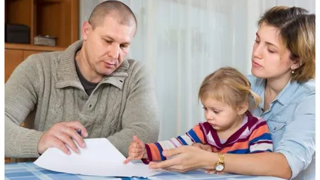 Cresc alocaţiile pentru sprijinirea familiei. Mai mulţi români ar putea primi bani de la stat