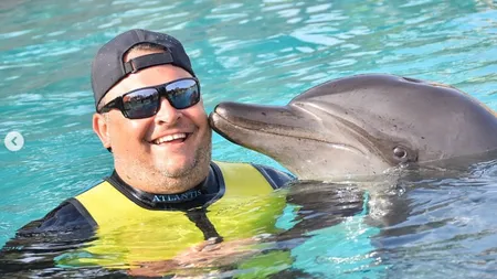 Mihai Bobonete, imagini inedite din vacanţă. Juratul de la Românii au Talent a înotat cu delfinii şi a mers la pescuit
