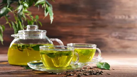 De ce nu e bine să puneți frunzele de ceai verde în apa clocotită. Avertismentul specialiștilor pentru cei care au acest obicei