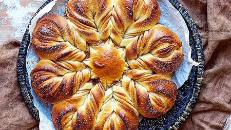Cozonacul care a înnebunit internetul. Rețeta inedită de cozonac floare cu ciocolată, pentru masa de Paște!