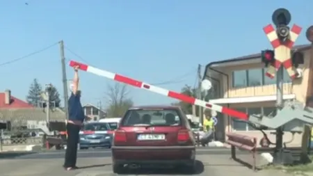 Șoferiță neatentă, la un pas de tragedie. Prezență de spirit pentru mecanicul de tren (VIDEO)