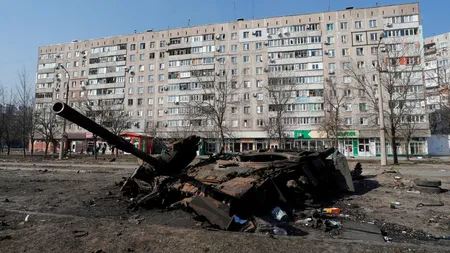 Mariupol, un cadru macabru: morții scoși din sicrie, arși într-un fost supermarket (FOTO)