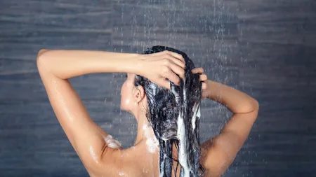 Cât timp trebuie să rămână şamponul pe păr înainte de clătire: Regula 60/180 pentru efect maxim