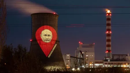 Chipul lui Putin, proiectat la rafinăria Lukoil din Ploiești. Cui aparține inițiativa