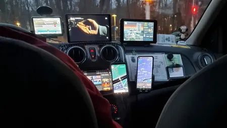 Taximetrist din Cluj, devenit viral după ce o clientă a postat pe FB o fotografie cu bordul maşinii: 