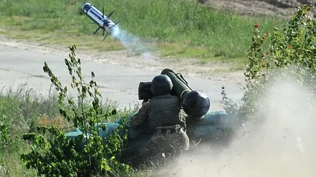 Război în Ucraina: Un blindat rusesc care transporta soldați deasupra, spulberat cu o rachetă ghidată VIDEO